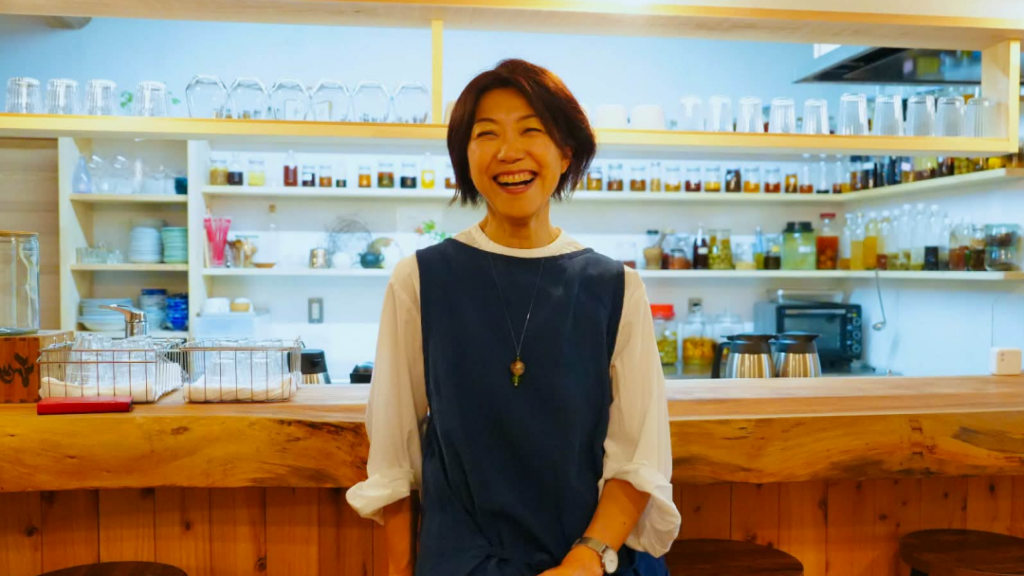 雑草カフェ経営・作家 たくちゃん
